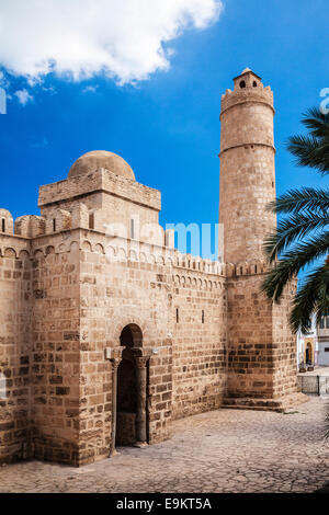 Der Eingang und Nador oder Wachturm der Ribat in der Medina von Sousse, Tunesien. Stockfoto