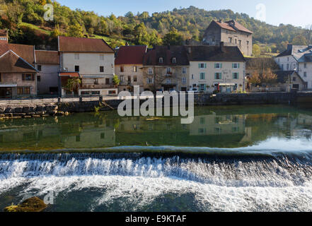 Fluss Loue fließt durch malerisches Dorf mit Winzern Häuser in Lods, Loue-Tal, Doubs, Franche, Frankreich Stockfoto