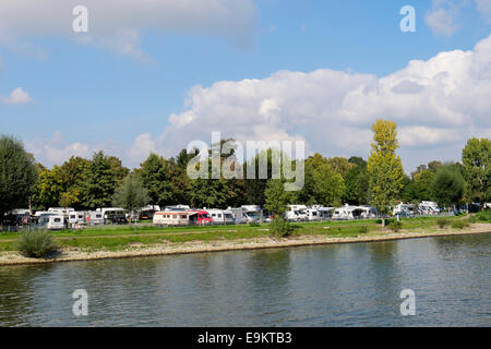 Wohnwagen und Wohnmobile Camping auf Campingplatz durch Zusammenfluss von Mosel und Rhein in Koblenz, Rheinland-Pfalz, Deutschland, Europa Stockfoto