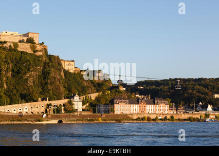 Festung Ehrenbreitstein auf Hügel aus über den Rhein in der Abendsonne. Koblenz, Rheinland-Pfalz, Deutschland, Europa Stockfoto