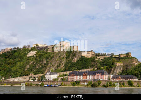 Blick auf Klippen Ehrenbreitstein Festung Museum der UNESCO von über Rhein. Koblenz, Rheinland-Pfalz, Deutschland Stockfoto