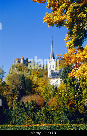 Bled, Slowenien. Die Kirche und Schloss im Herbst. Stockfoto