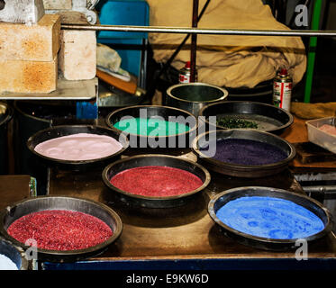 Pfannen von Boden-farbigem Glas in einem Glashersteller Studio. Dies wird geschmolzenes Glas Farbe Int Reinzeichnung erstellen hinzugefügt. Stockfoto