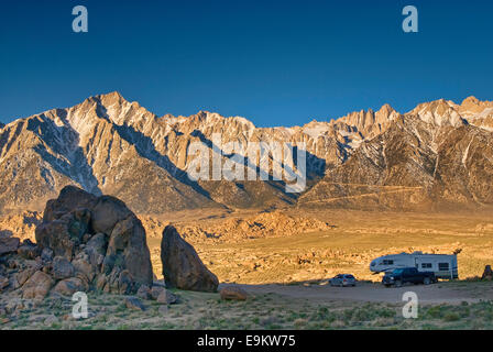 Östliche Sierra Nevada, Lone Pine Peak auf l, Mount Whitney r, RV Campingplatz, Alabama Hills, Sonnenaufgang, in der Nähe von Lone Pine, Kalifornien Stockfoto