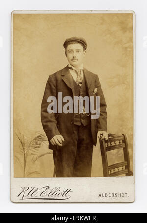 Viktorianische Kabinett Karte Studio-Porträt eines jungen Mannes aus der Robert William Elliot-Fotostudio, Aldershot, UK © 1890 Stockfoto