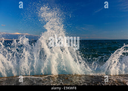 Wellen plätschern die Felsen am Strand Stockfoto