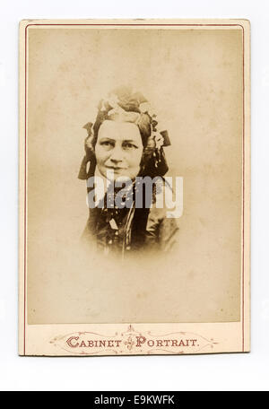 Viktorianische Kabinett Karte Studio-Porträt einer jungen Frau aus der Henry Charles Crook Fotostudio, London, UK Circa. 1875 Stockfoto