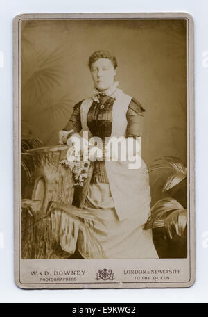 Viktorianische Kabinett Karte Studio-Porträt einer jungen Frau von Fotostudio W & D Downey, London und Newcastle, UK. © 1882 Stockfoto