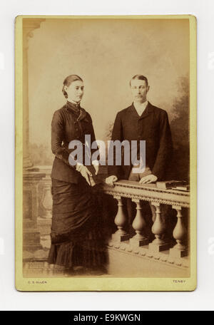 Viktorianische Kabinett Karte Studio-Porträt eines jungen Paares durch Charles Smith Allen Fotostudio, Tenby, Wales. Ca. 1885 Stockfoto