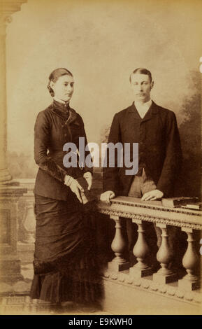 Viktorianische Kabinett Karte Studio-Porträt eines jungen Paares durch Charles Smith Allen Fotostudio, Tenby, Wales. Ca. 1885 Stockfoto