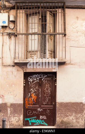 Verfallenen Fassade eines Gebäudes in der alten Stadt, Valencia, Spanien. Stockfoto