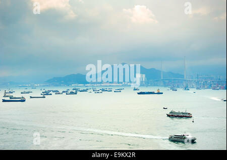 Hong Kong Bucht mit vielen Schiffen. Tsing Ma Brücke auf der rechten Seite. Stockfoto