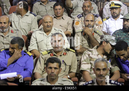 Tripoli, Libyen. 29. Oktober 2014. Staats-und Regierungschefs der libyschen Armee besuchen die "außerordentliche Konferenz der Mitarbeiter der libyschen Armee in der westlichen Region" in der Stadt Sorman, westlich von Tripolis, Libyen, 29. Oktober 2014. Die Teilnehmer forderten die Unterstützung der Regierung der nationalen Rettung in Libyen und die Kräfte von Libyen Dawn, die in Schlachtfeldern kämpfen. © Hamza Türkei/Xinhua/Alamy Live-Nachrichten Stockfoto