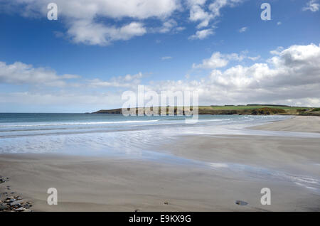 Blauer Himmel und weiße Wolken über den wunderbaren Strand von Sandend im Nordosten von Schottland Stockfoto