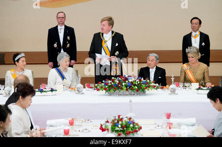 Tokio, Japan. 29. Oktober 2014. Dutch King Willem-Alexander (C) und Queen Maxima (R), japanische Kaiser Akihito und Kaiserin Michiko Kronprinzessin Masako (L) bei einem staatlichen Abendessen im Kaiserpalast in Tokio, Japan, 29. Oktober 2014. Der niederländische König und die Königin auf eine viertägige Besuch nach Japan. Foto: Patrick van Katwijk/Niederlande und Frankreich keine Live News WIRE SERVICE/Dpa/Alamy Stockfoto