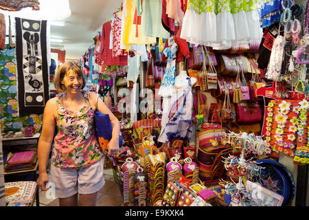 Einkaufen in der indoor Bekleidungsmarkt, Port Louis, Mauritius Frau tourist Stockfoto