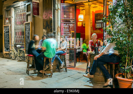 Tapas-Bar im Born Viertel in der Nacht, Barcelona, Katalonien, Spanien Stockfoto