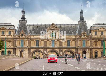 Paris, Frankreich - 7. August 2014: Fassade des Louvre in Paris, Blick von der Pont du Carrousel Stockfoto