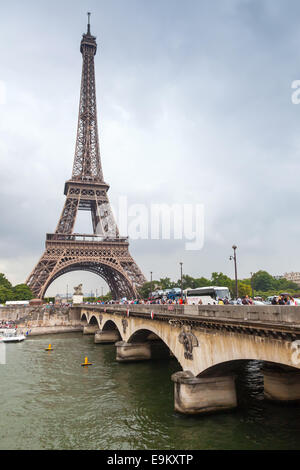 Paris, Frankreich - 7. August 2014: Eiffel-Turm und die alte Brücke über Seineufer in Paris, Frankreich Stockfoto