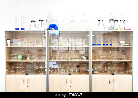 Verschiedenen Laborglas und Ausrüstung in den Regalen. Stockfoto