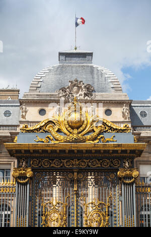 Tor mit goldenen Verzierungen, Eingang zum Palais de Justice in Paris, Frankreich Stockfoto