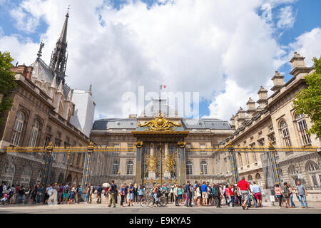 Paris, Frankreich - 7. August 2014: Touristen vor dem Palais de Justice Stockfoto