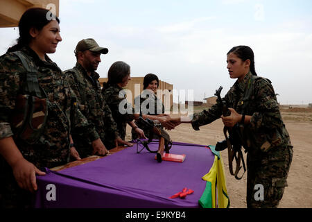 YPJ Kämpferin, die an der Vereidigung Zeremonie in A Trainingslager in Al Hasaka oder Hassakeh Bezirk bekannt als Rojava die de facto kurdische autonome Region mit Ursprung in und Bestehend aus drei selbstverwalteten Kantonen im Norden Syriens Stockfoto