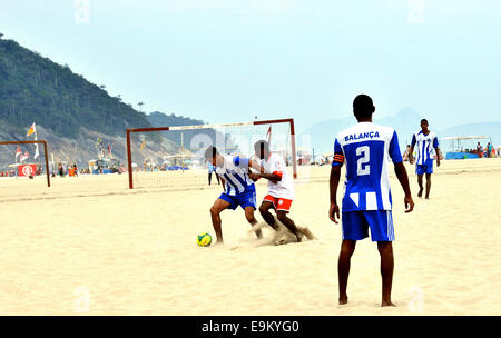 Spiel des Fußballs an der Copacabana in Rio De Janeiro Brasilien Stockfoto
