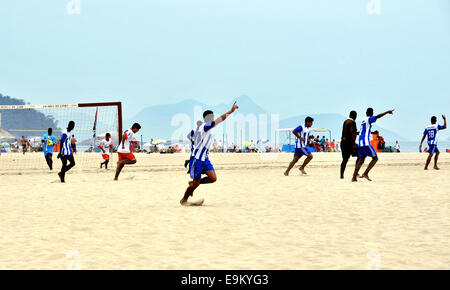 Spiel des Fußballs an der Copacabana in Rio De Janeiro Brasilien Stockfoto