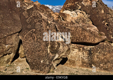 Chidago Canyon Petroglyphen bei Fisch Slough Road in Chalfant Valley, Mojave-Wüste, in der Nähe von Bishop, Kalifornien, USA Stockfoto