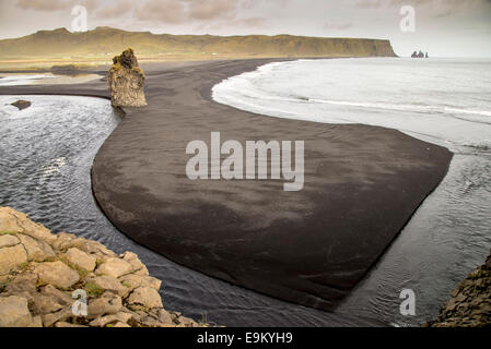 Schwarzen Sand Strand mit Kap Dyrhólaey im Hintergrund, Vik, Süden, Island Stockfoto