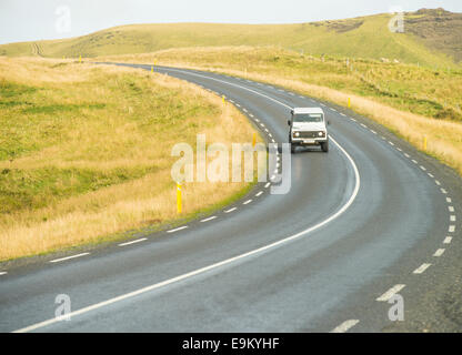 Ein Allrad Fahrzeug fahren auf der Straße Highway 1, Ringstraße. Süd-Island Stockfoto