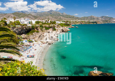 Blick auf Playa Calahonda vom Balcon de Europa (Balkon Europas), Nerja, Costa Del Sol, Provinz Malaga, Andalusien, Spanien Stockfoto