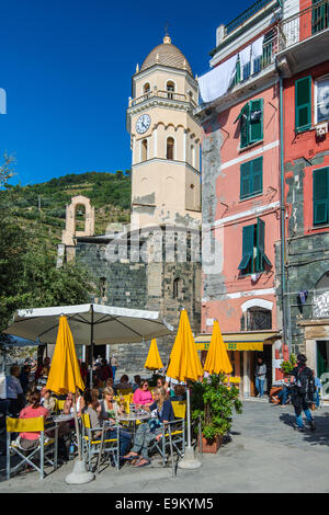 Café im Freien mit Touristen, die an den Tischen in Vernazza, Cinque Terre, Ligurien, Italien Stockfoto