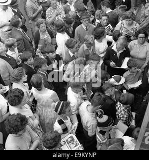 Fußballfans Autogramm Jäger Kinder warten auf Billy Wright nach seinem letzten Spiel am 8. August 1959 in Molineux in Großbritannien Stockfoto