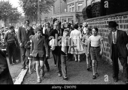 Fußball Fans Kinder Masse nach Billy Wright nach seinem letzten Spiel bei Molineux 8. August 1959 Großbritannien 1950s 1960s Uk Stockfoto