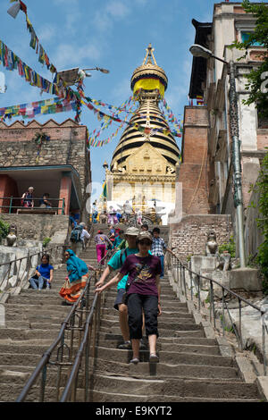 Lange im Obergeschoss zum Swayambhunath religiösen Komplex aka Monkey Temple - alten religiösen Komplex, im Westen von Kathmandu cit Stockfoto