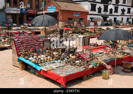 Masken, Puppen und Souvenirs in Strassenlokal am Durbar Square in Kathmandu, Nepal. Stockfoto