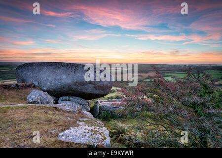 Einen schönen Sonnenaufgang vom Helman Tor in der Nähe von Bodmin in Cornwall Stockfoto