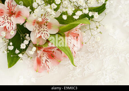 Rosa Blumenstrauß auf weißer bestickter Spitze Stockfoto