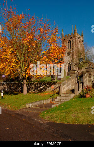 Einen farbigen Herbst Baum, ein Kirchhof & Kirche im Dorf Hartington. Stockfoto