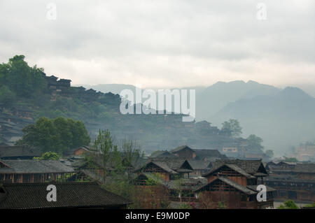 Nebligen Morgen in Xijiang Miao Dorf, Provinz Guizhou, China Stockfoto