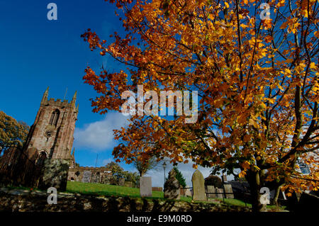 Einen farbigen Herbst Baum, ein Kirchhof & Kirche im Dorf Hartington. Stockfoto