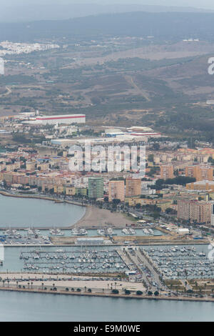 Blick auf Boote vertäut im Hafen von Gibraltar von den Felsen von Gibraltar gesehen. Stockfoto