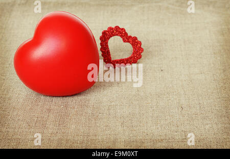 Zwei rote Herzen auf graue Leinwand Hintergrund Stockfoto