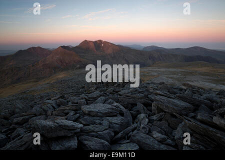 Ansicht des Snowdon-Massivs von felsigen Glyder Fach im Morgengrauen Stockfoto