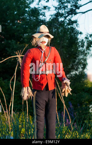 Northwest Mounted Police Vogelscheuche, Erbe Garten Fort Calgary, Alberta, Kanada Stockfoto