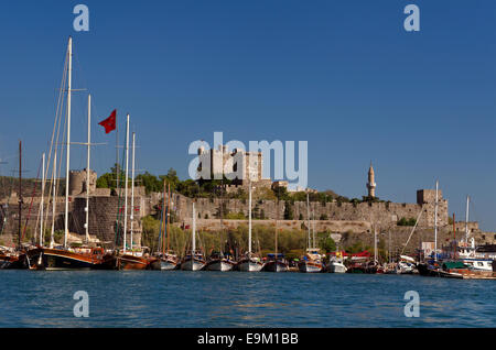 Bodrum Hafen und das Schloss von St. Peter, Stadt Bodrum, Provinz Mugla, Türkei Stockfoto