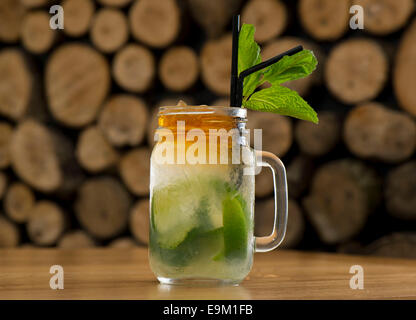 Ein alkoholischen Cocktail Mojito mit Minze, Limetten, Zucker und Rum in einer Bar serviert. Stockfoto