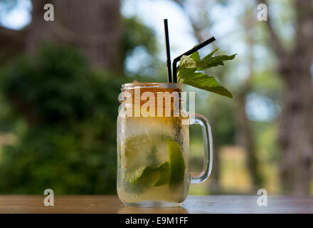 Ein alkoholischen Cocktail Mojito mit Minze, Limetten, Zucker und Rum in einer Bar serviert. Stockfoto